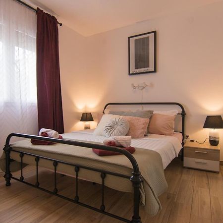 Apartments Flowers Кърк Екстериор снимка