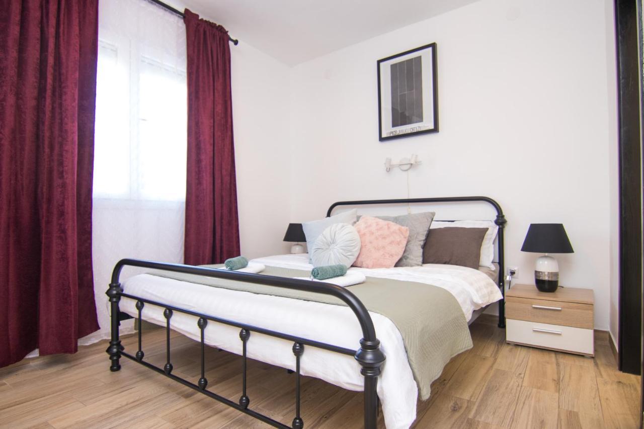 Apartments Flowers Кърк Екстериор снимка