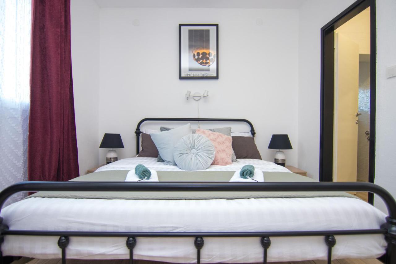 Apartments Flowers Кърк Екстериор снимка