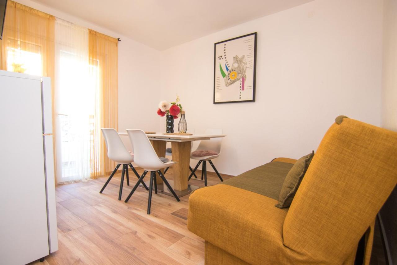 Apartments Flowers Кърк Екстериор снимка