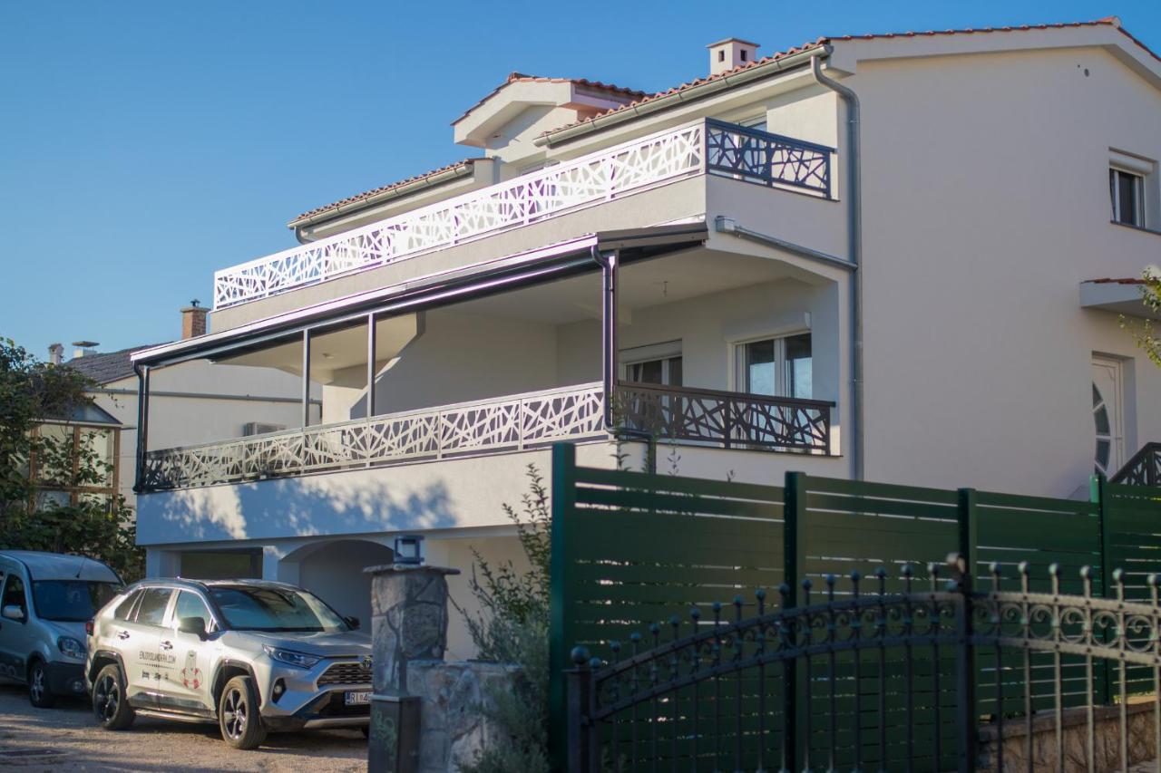 Apartments Flowers Кърк Екстериор снимка