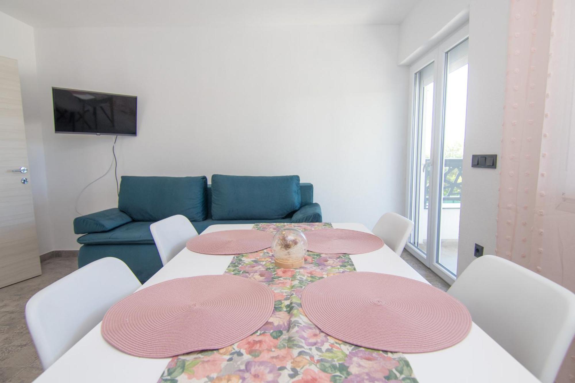 Apartments Flowers Кърк Екстериор снимка