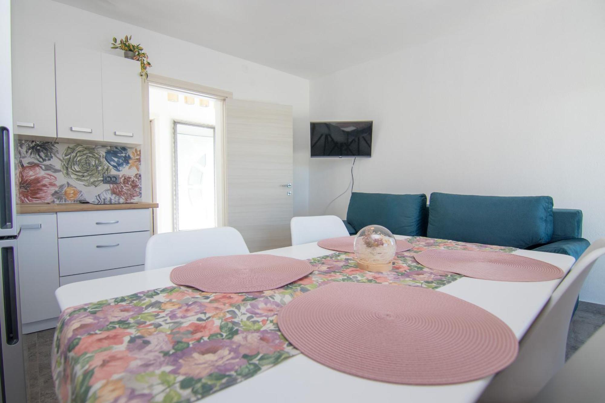 Apartments Flowers Кърк Екстериор снимка