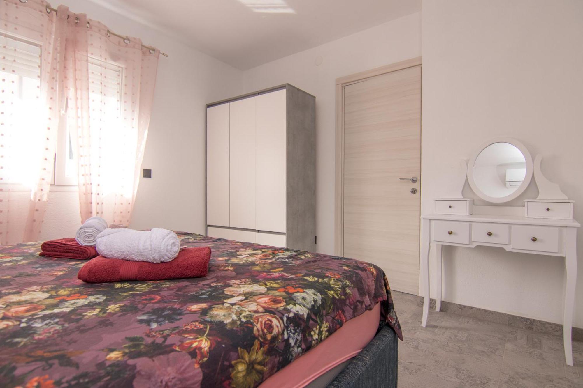 Apartments Flowers Кърк Екстериор снимка
