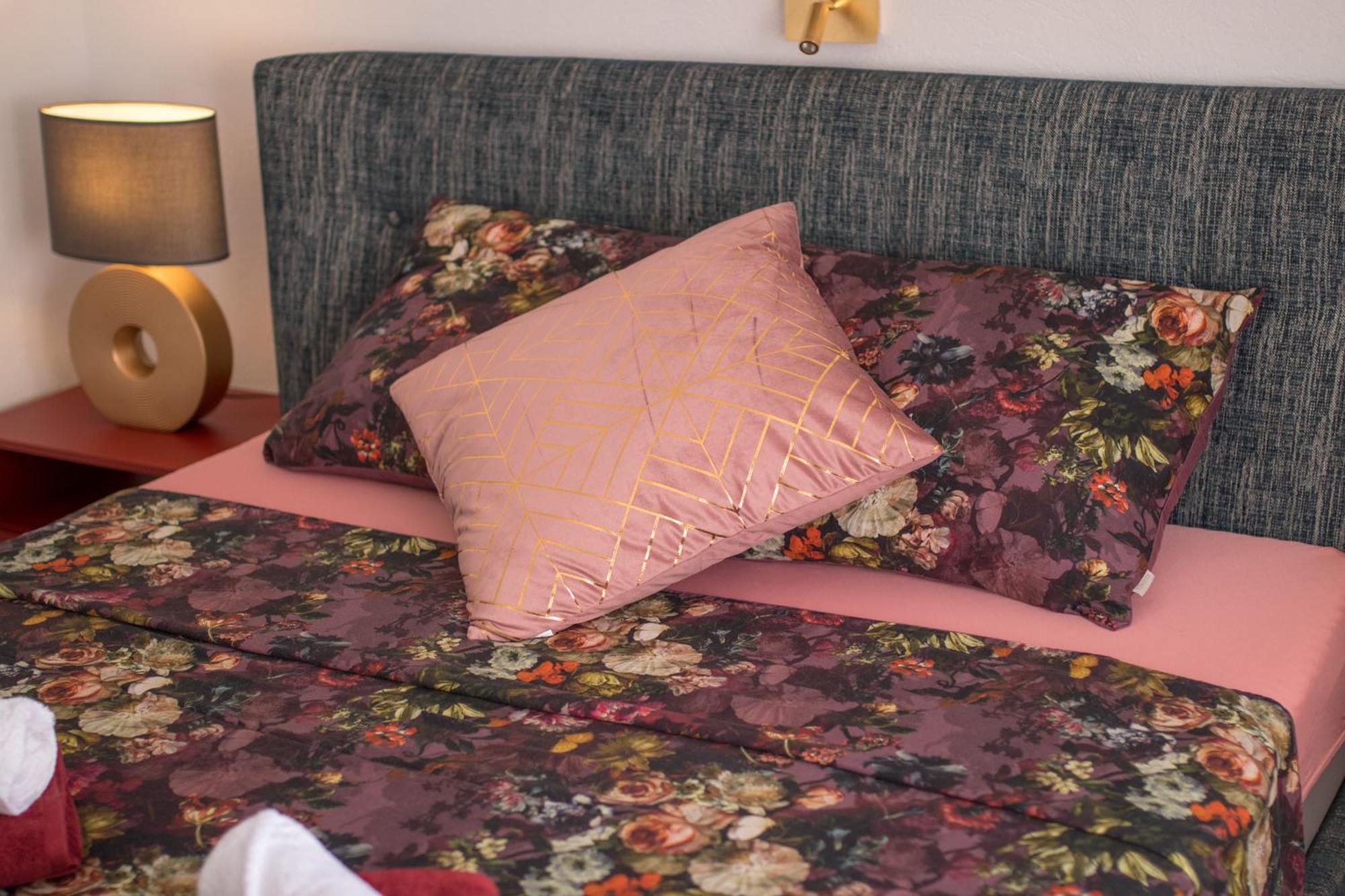 Apartments Flowers Кърк Екстериор снимка