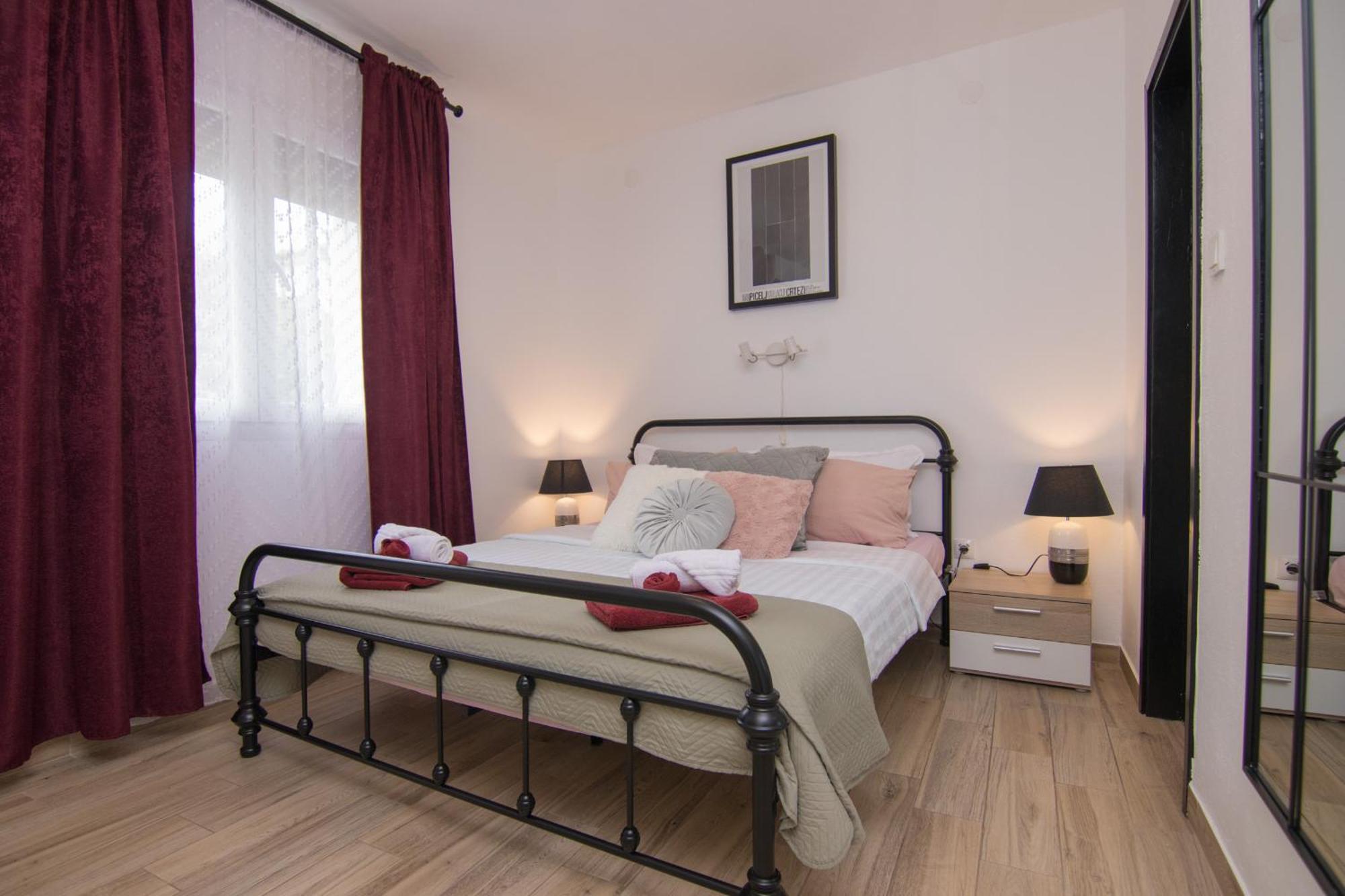 Apartments Flowers Кърк Екстериор снимка