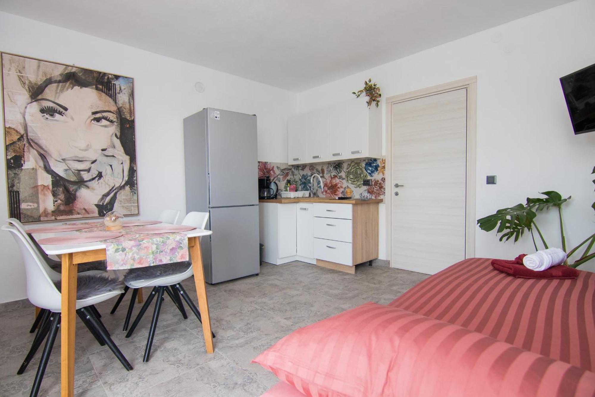 Apartments Flowers Кърк Екстериор снимка