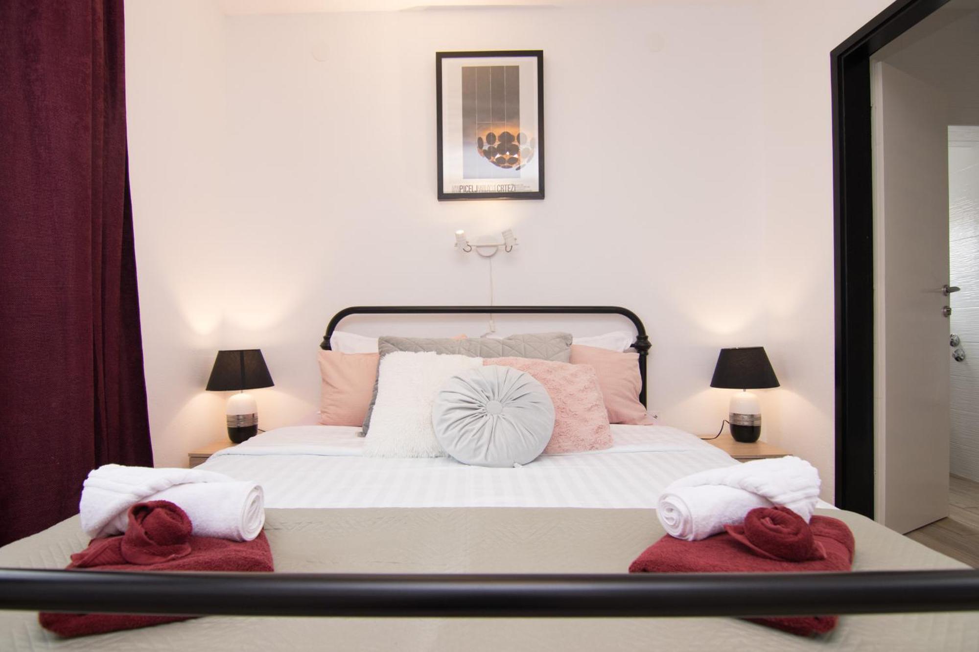 Apartments Flowers Кърк Екстериор снимка